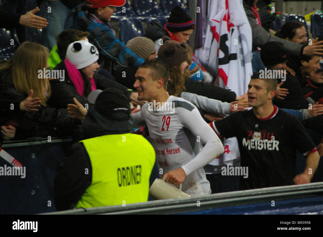 Der FC Red Bull Salzburg spielte in einem Bundesliga-Spiel gegen den SC Wiener Neustadt und stellte damit in Österreichs oberster Fußball-Liga den Wettkampf zwischen diesen beiden Mannschaften vor. Stockfoto