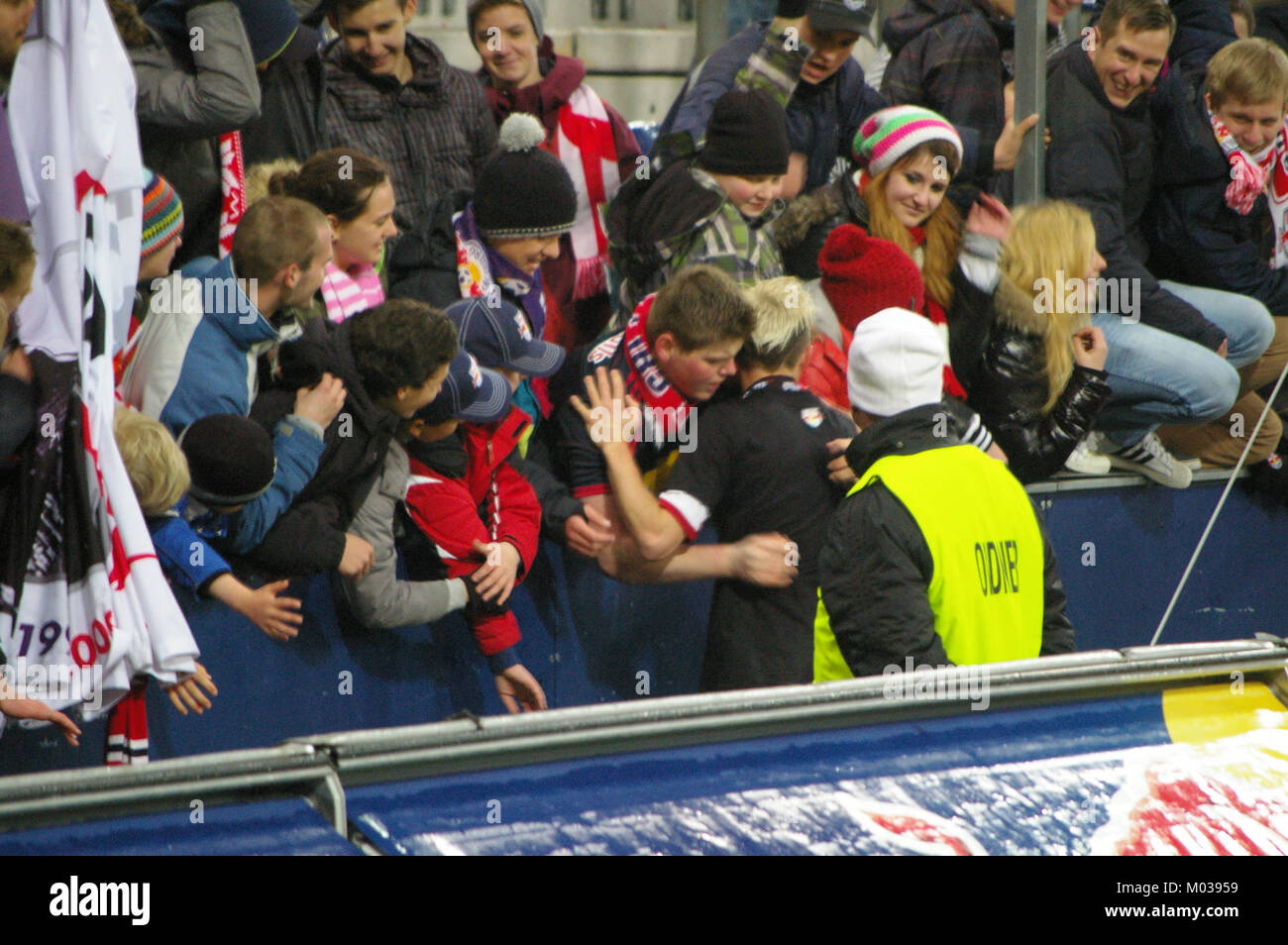 Das Bundesliga-Spiel zwischen dem FC Red Bull Salzburg und dem SC Wiener Neustadt stellt einen wichtigen Moment im österreichischen Fußball dar und zeigt Spitzenmannschaften in der österreichischen Fußballliga. Stockfoto