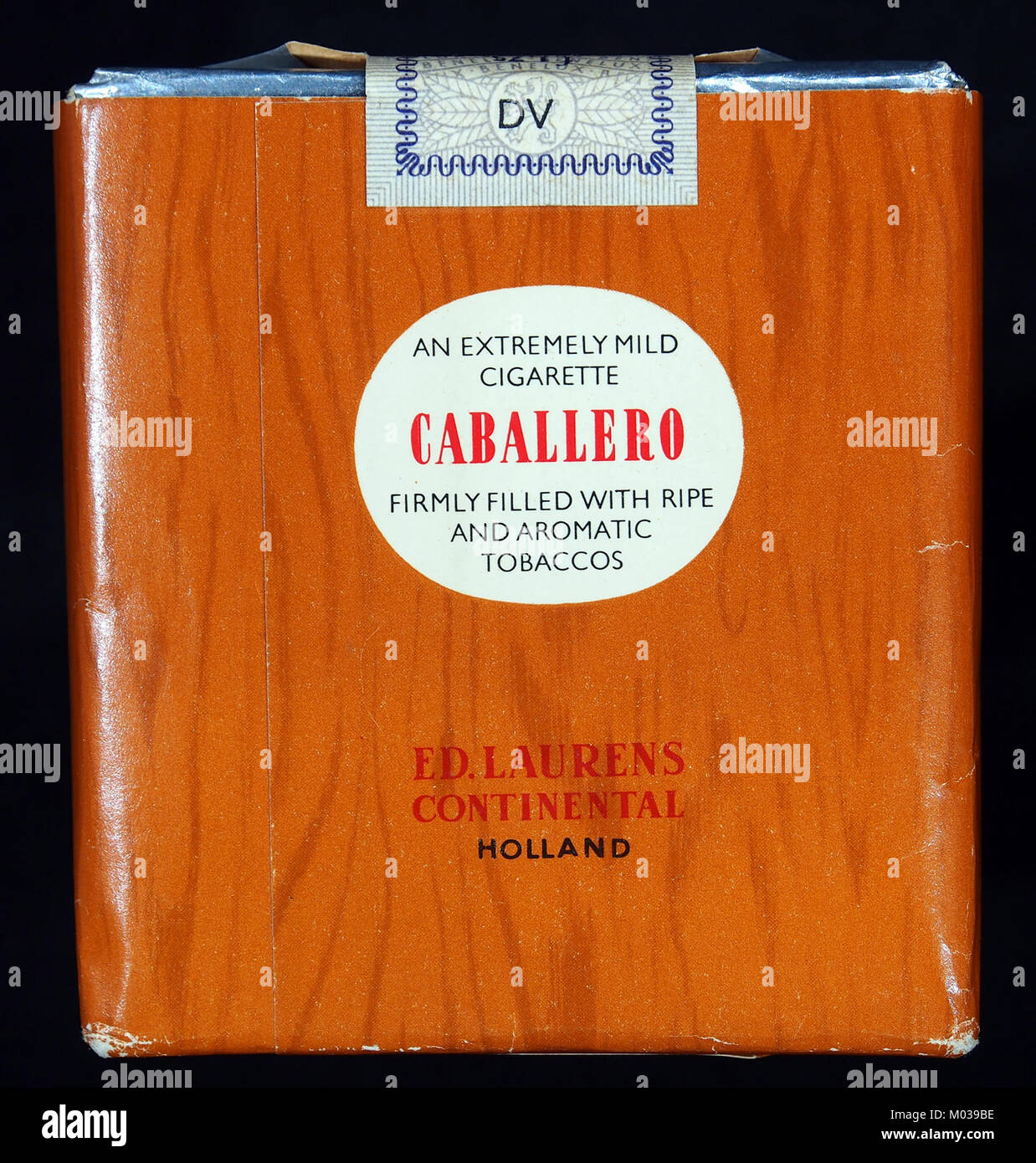 Dieses Bild zeigt eine Packung Caballero-Zigaretten, ein Produkt, das für sein Branding und das Verpackungsdesign bekannt ist. Die Zigaretten haben historische Bedeutung im Kontext der Tabakwerbung und der Konsumkultur. Stockfoto