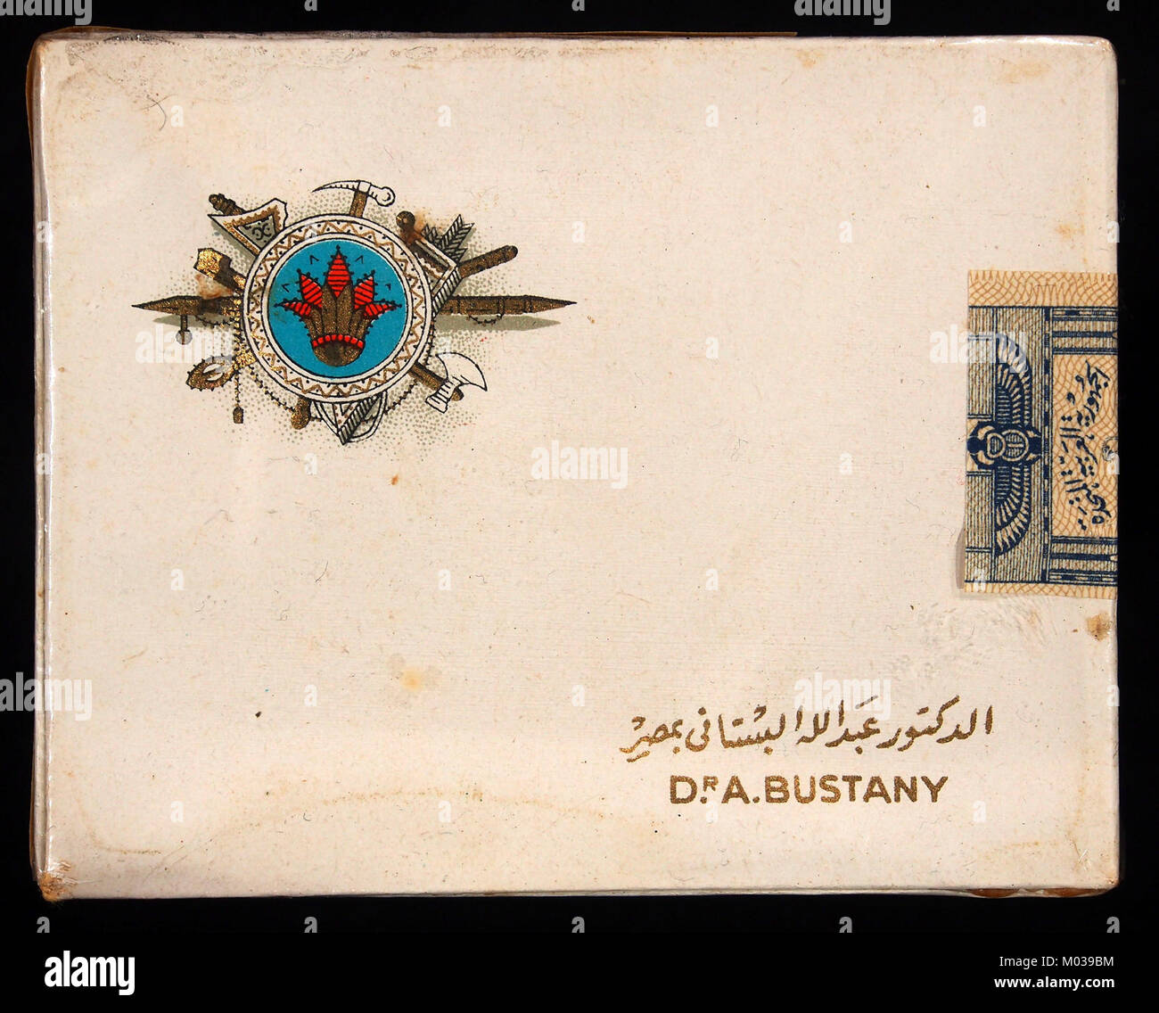 Das Bild zeigt eine Bustany Zigarettenschachtel mit markantem Branding und Design. Diese spezielle Schachtel dient als Beispiel für Verpackungen von Vintage-Zigaretten, die Markenstile und Tabakvermarktungspraktiken der damaligen Zeit widerspiegeln. Stockfoto