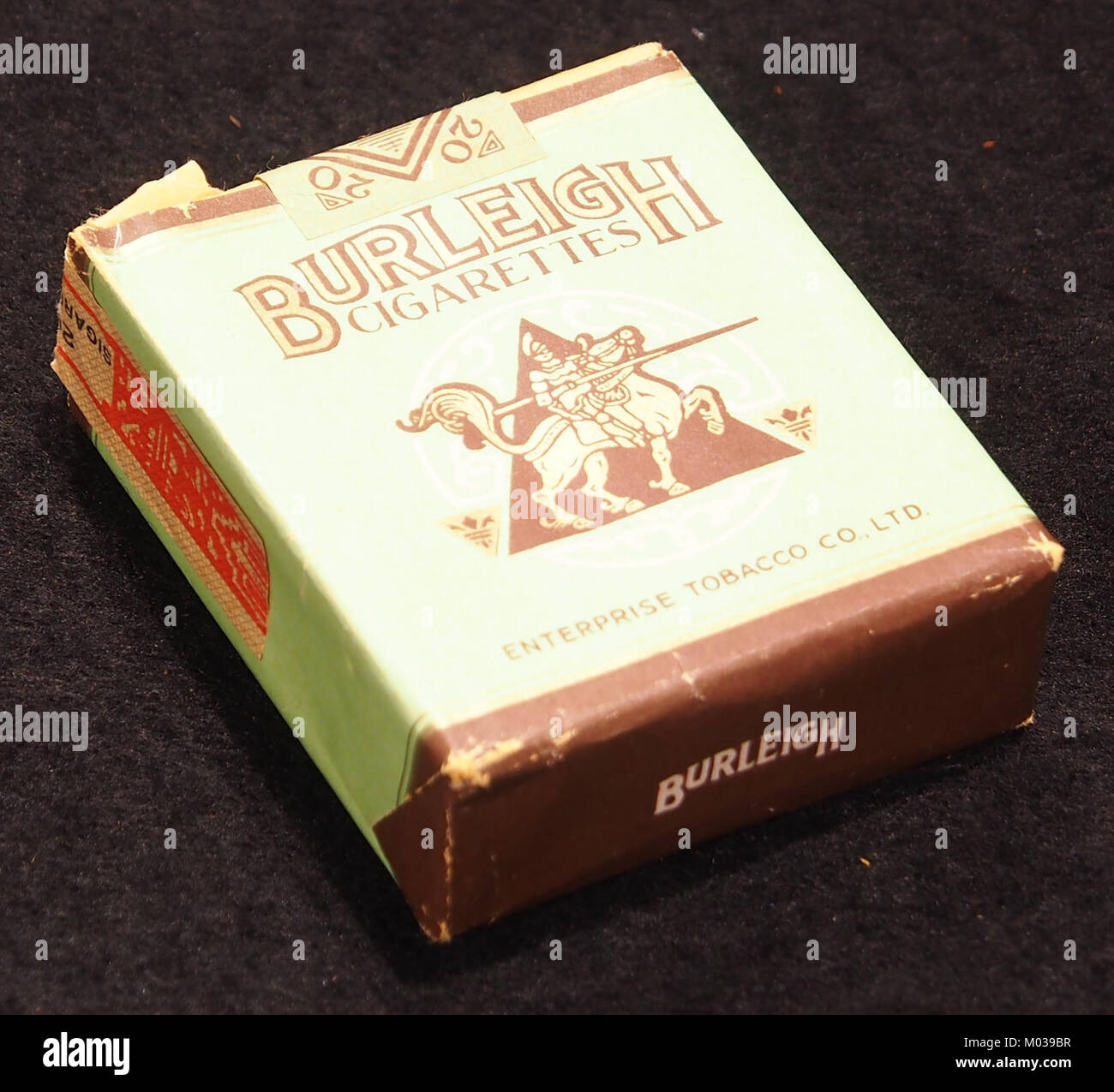 Dieses Bild zeigt eine Schachtel Burleigh-Zigaretten, die für ihre Markendarstellung und Verpackung in der Tabakindustrie bekannt sind. Stockfoto