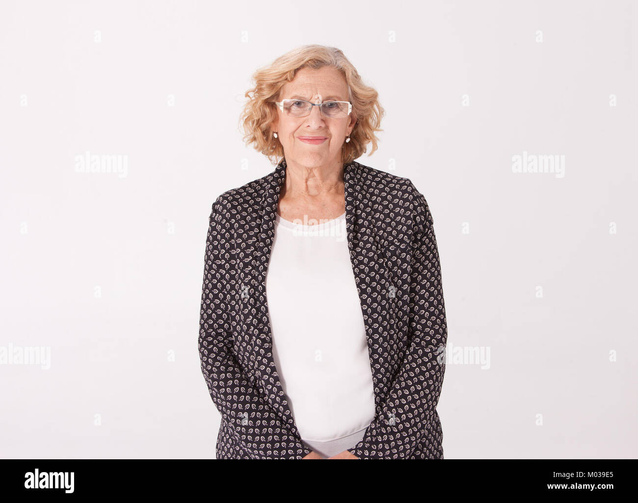 Dieses Bild repräsentiert die Kandidatur von Manuela Carmena für Ahora Madrid, eine politische Bewegung in Spanien. Das Bild zeigt ihre Beteiligung an der spanischen Politik. Stockfoto