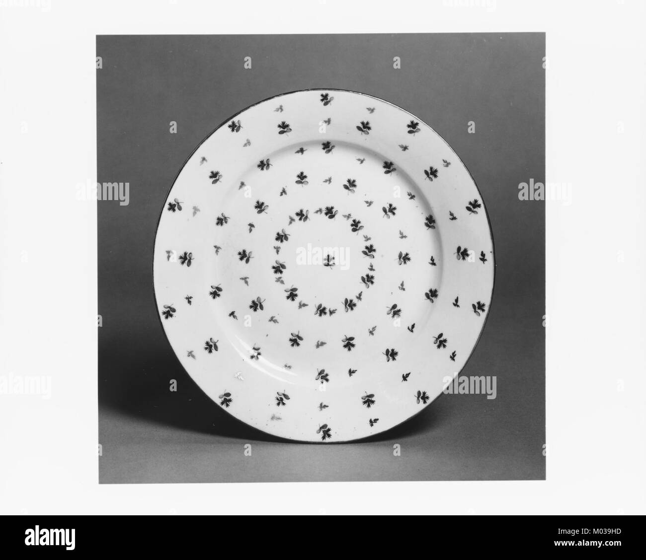 Diese Kuchenplatte, die sich in der Sammlung des Metropolitan Museum of Art (MET) befindet, besticht durch elegante Handwerkskunst und feine Details, die typisch für die dekorative Kunst des späten 19. Bis frühen 20. Jahrhunderts sind. Sie veranschaulicht die Aufmerksamkeit der Periode auf Design und Funktionalität. Stockfoto