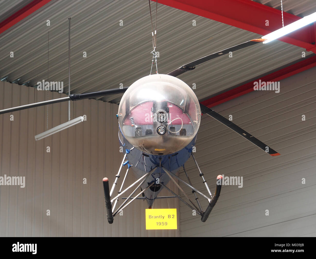 Ein Brantly B2 D-HOBC Hubschrauber, ausgestellt im Hermeskeil Museum in Deutschland. Der Helikopter ist ein leichtes, kleines Drehkreuzfahrzeug, das sich durch sein einzigartiges Design und seine historische Bedeutung in der Luftfahrttechnik auszeichnet. Stockfoto