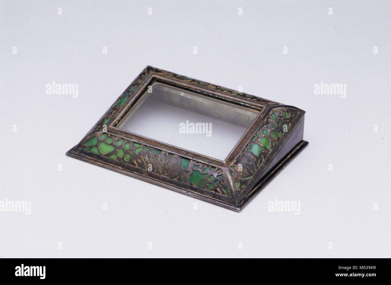 Dieser Kalenderrahmen, der Teil der Sammlung des Metropolitan Museum of Art (MET) ist, zeigt komplexe Designarbeiten und ist ein gutes Beispiel für dekorative Kunst aus seiner Zeit. Der Rahmen spiegelt die Handwerkskunst und den Stil seiner Zeit wider. Stockfoto