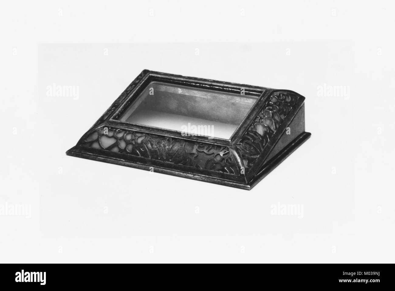 Ein Kalenderrahmen, der im Metropolitan Museum of Art ausgestellt wird und Teil einer Sammlung mit Zeitgeräten und historischen Artefakten ist. Stockfoto