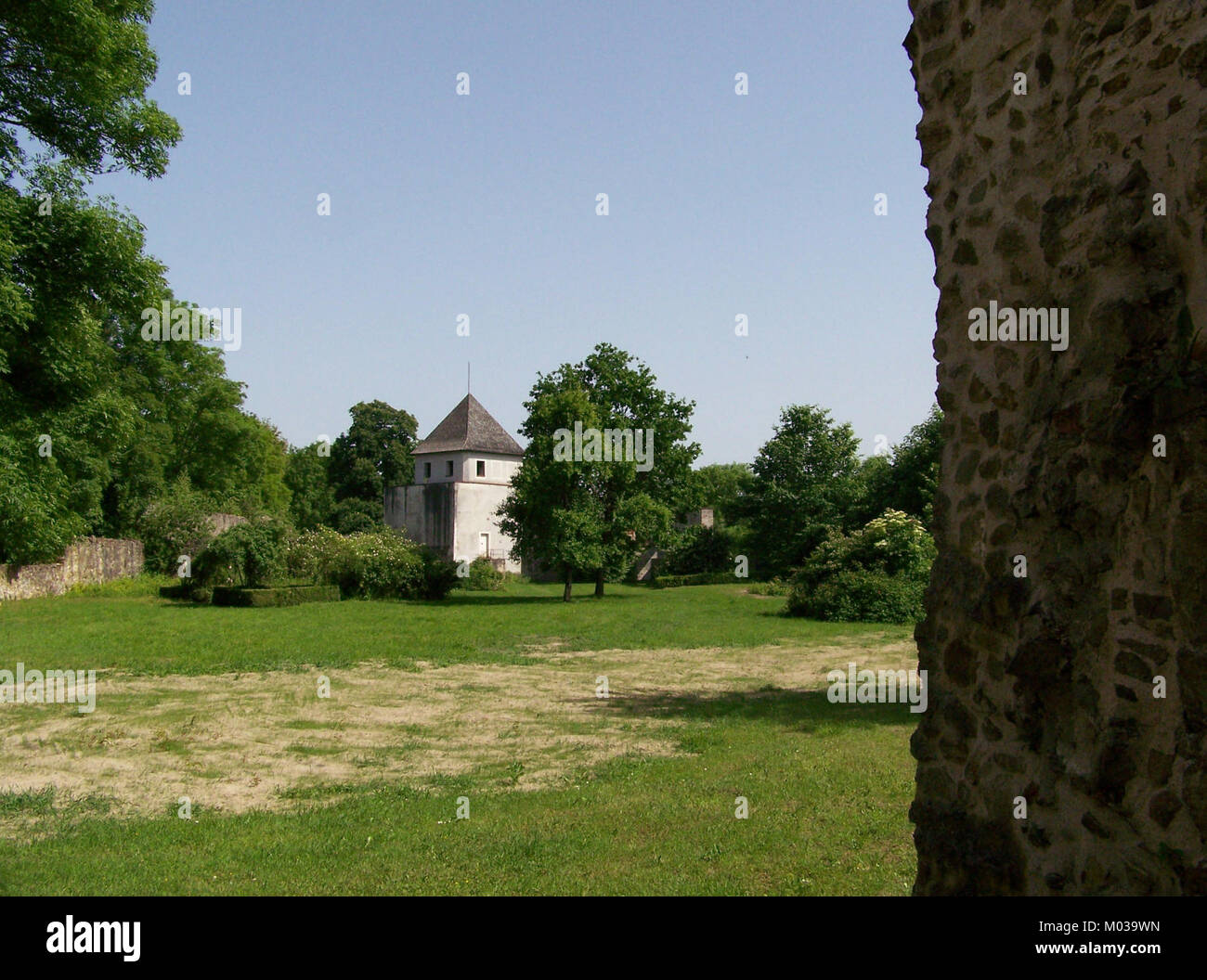 Burgruine Natternberg ist eine Burgruine in Deutschland, die einen Einblick in mittelalterliche Architektur bietet. Die Ruine ist ein historisches Wahrzeichen, das die reiche Geschichte der Region widerspiegelt. Stockfoto