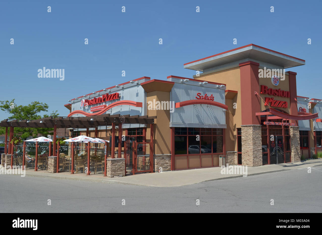 Boston Pizza in London bietet eine Auswahl an amerikanisch-kanadischen Fusionsküchen, die Aromen beider kulinarischen Traditionen vermischen. Das Restaurant ist für seine lebhafte Atmosphäre bekannt und serviert eine große Auswahl an Pizzen, Nudelgerichten und anderen beliebten Gerichten. Als Teil der Boston Pizza Kette ist es ein beliebtes Restaurantziel für zwanglose Mahlzeiten und familienfreundliche Erlebnisse. Stockfoto