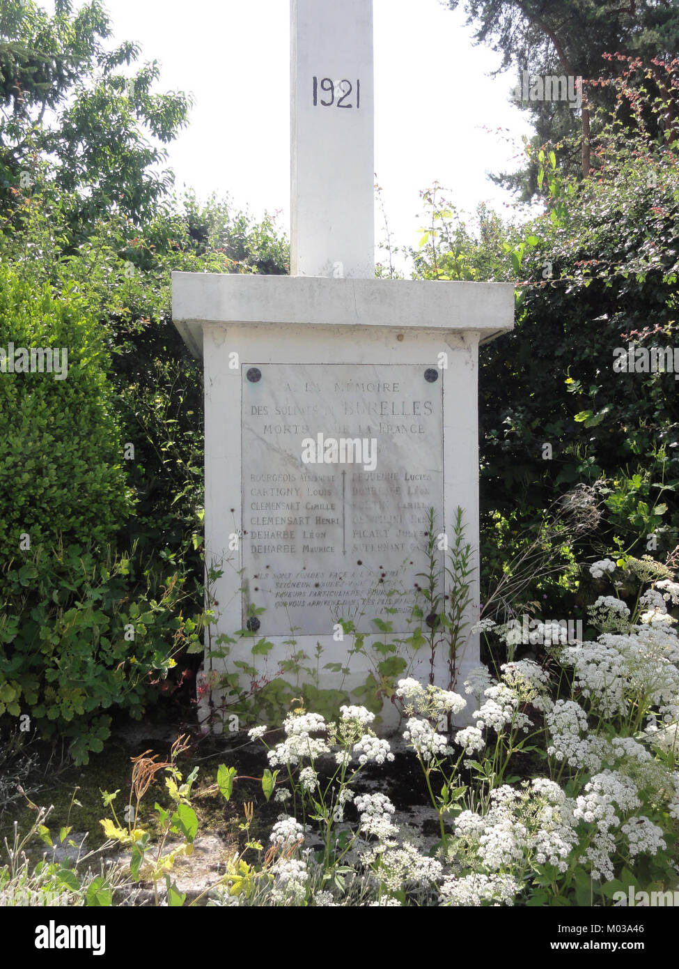 Das Monument aux Morts in Burelles, Aisne, Frankreich, ist ein Kriegsdenkmal mit einem Kreuz, das den Soldaten gewidmet ist, die während des Krieges ihr Leben verloren haben. Es dient als Erinnerung an ihre Opfer. Stockfoto