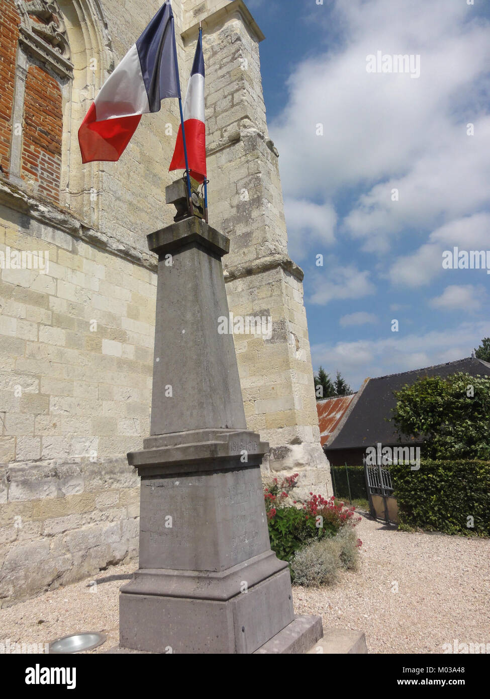 Das Monument aux Morts in Burelles, Aisne, erinnert an die gefallenen Soldaten der Region während vergangener Kriege. Es ist eine wichtige Gedenkstätte, die die Kriegsgeschichte der Gegend widerspiegelt. Stockfoto