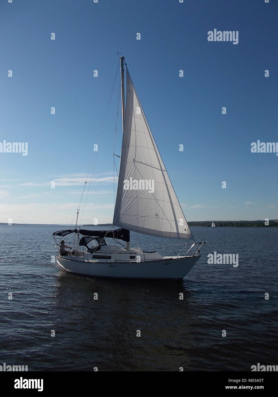 Das C&C 30 Mk 1 Segelboot mit dem Namen Mistico, ein bemerkenswertes Schiff in Segelkreisen, ist bekannt für sein Design, seine Leistung und seinen Einsatz im Wettkampfsegeln. Stockfoto