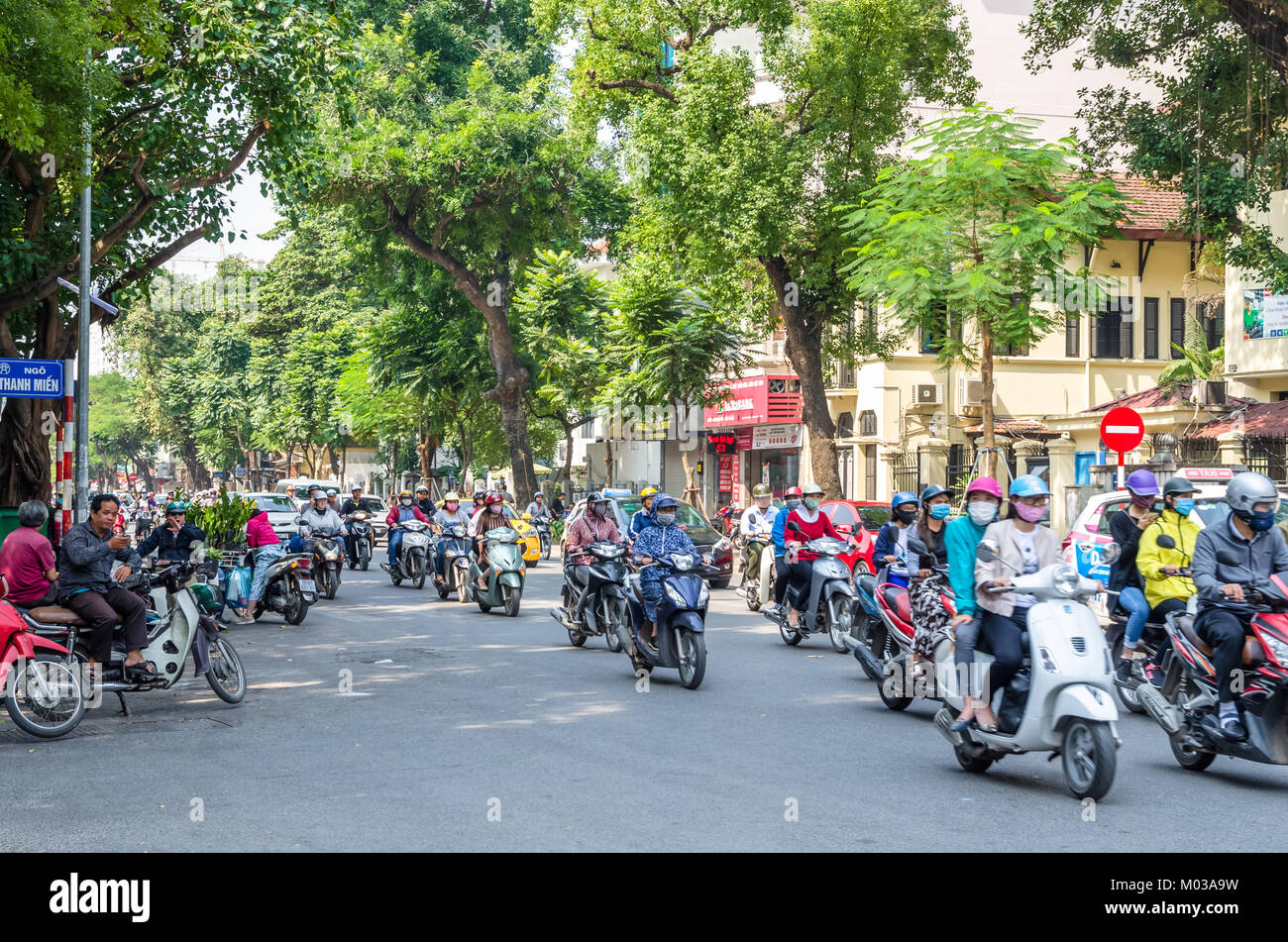 Hanoi, Vietnam - 31. Oktober ,2017: Blick auf viel Verkehr mit Motorrädern und Fahrzeugen in Hanoi Old Quarter, Hauptstadt von Vietnam. Stockfoto