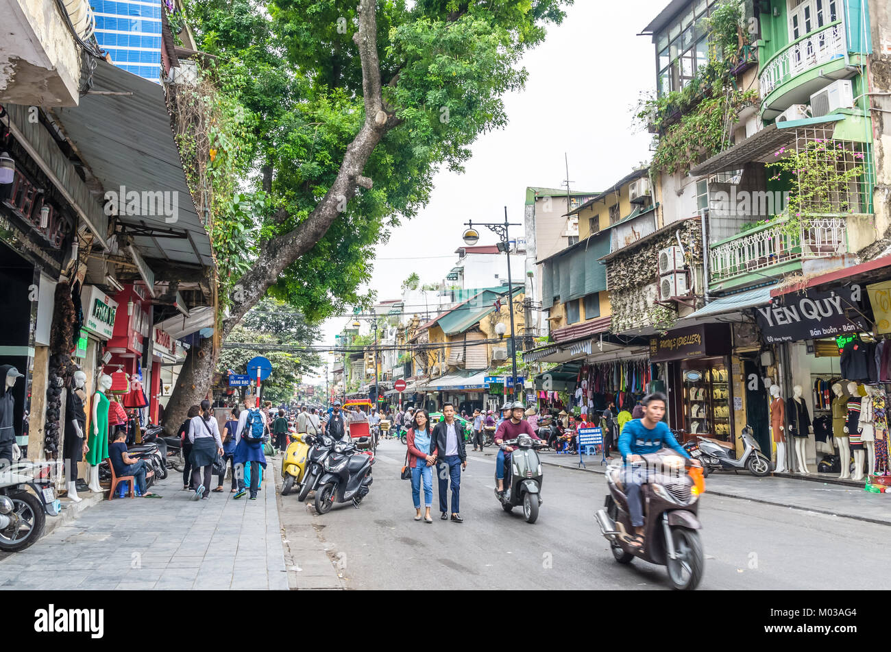 Hanoi, Vietnam - November 5,2017: Blick auf Verkehr mit Motorrädern und fahrradrikscha in Hanoi Old Quarter, Hauptstadt von Vietnam. Stockfoto