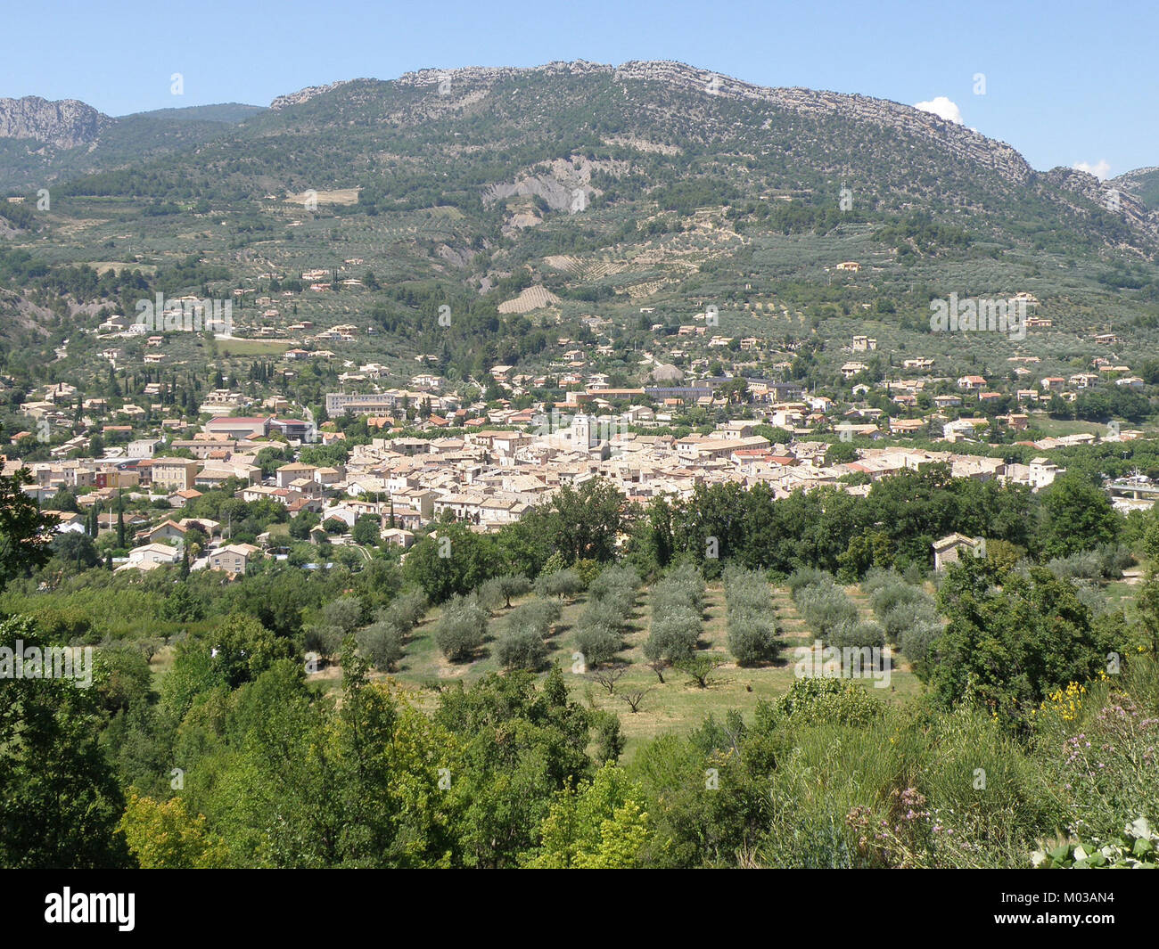 Dieses Bild von Buis-les-Baronnies, aufgenommen von einem erhöhten Aussichtspunkt, bietet einen umfassenden Blick auf die Landschaft der Stadt und hebt die natürlichen und architektonischen Besonderheiten hervor. Stockfoto