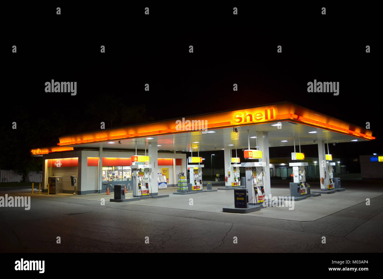 Ein historisches Bild einer Shell-Tankstelle in Kanada, das das frühe Design und die Marke des Shell-Unternehmens auf dem kanadischen Markt zeigt. Stockfoto