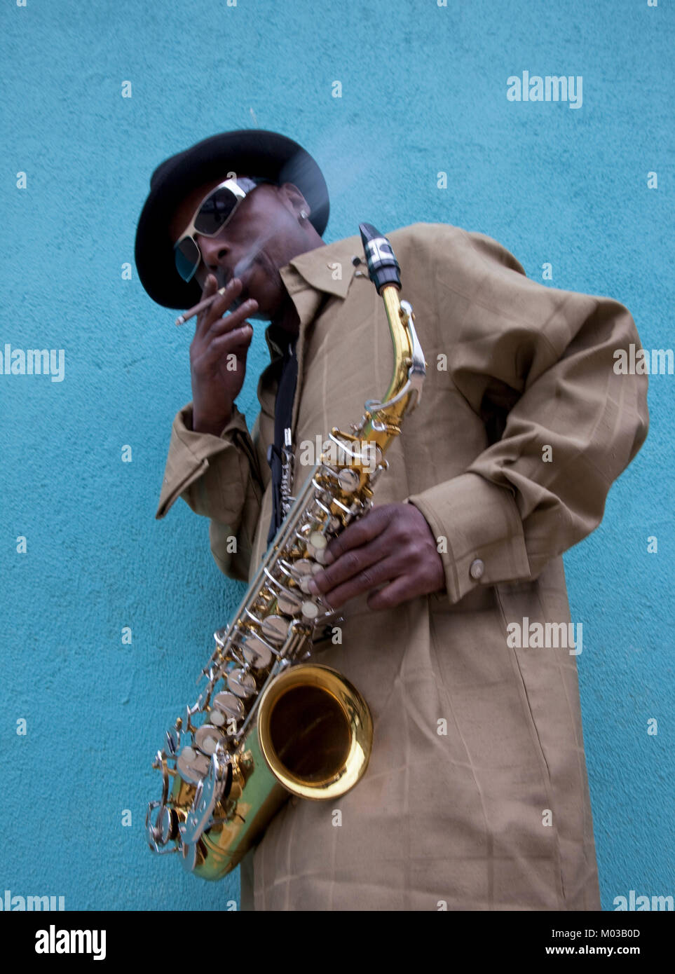 Herbert Bernet genießt eine Rauch als er ruht zwischen dem Spielen Jazz auf seinem Saxophon in Mobile, Alabama Stockfoto