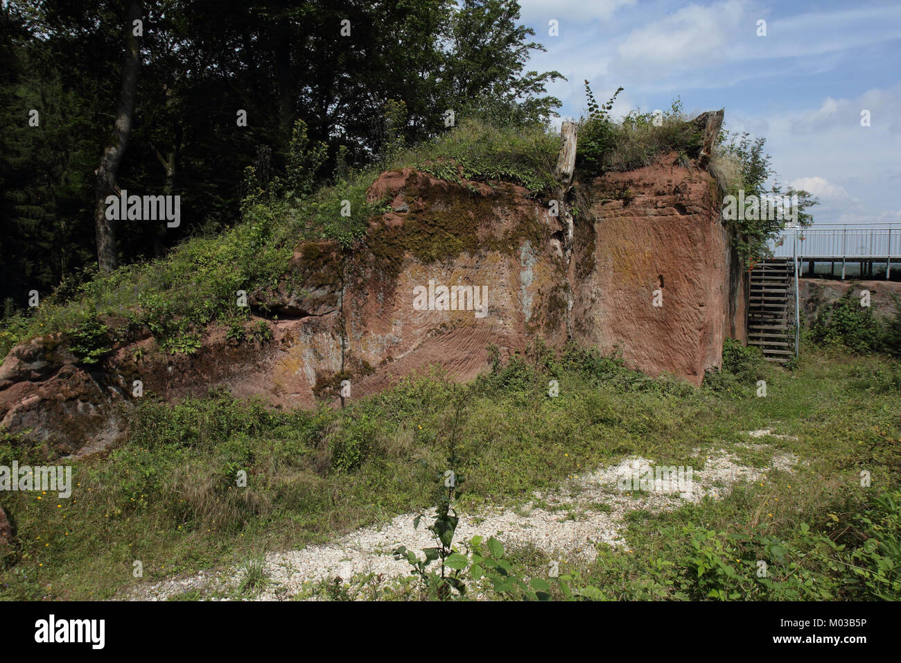 Der Burgstall Altenheideck ist eine mittelalterliche Burgruine in Bayern. Die Stätte repräsentiert die Überreste der feudalen Ära, zeigt architektonische Ruinen und bietet Einblicke in das mittelalterliche Leben und die Kriegsführung in der Region. Stockfoto