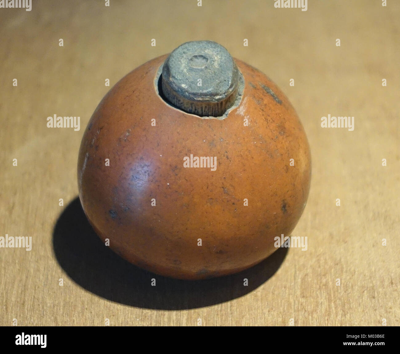 Dieses Bild zeigt einen Kalabash, der traditionell zur Lagerung von Schießpulver verwendet wird, und ist im Vietnam Museum of Ethnology in Hanoi ausgestellt. Es ist Teil einer Ausstellung, die Vietnams kulturelle Artefakte beleuchtet. Stockfoto