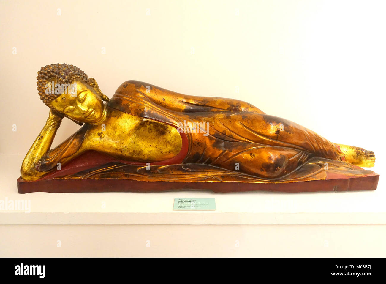 Diese aus lackiertem Holz gefertigte Darstellung Buddhas aus dem 17. Jahrhundert, die den Eintritt in das Nirvana darstellt, befindet sich im Vietnam National Museum of Fine Arts in Hanoi. Es ist ein wichtiges Werk, das buddhistische Kunst und Kultur in Vietnam während dieser Zeit repräsentiert. Stockfoto