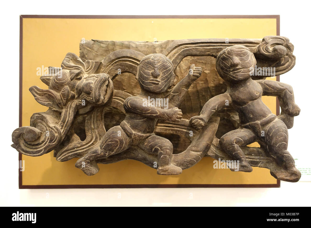 Diese hölzerne Boxszene aus dem 17. Jahrhundert in der Provinz Ha Tay, Vietnam, wird im Vietnam National Museum of Fine Arts in Hanoi ausgestellt. Es repräsentiert traditionelle vietnamesische Kunst und Handwerkskunst in Holzschnitzereien. Stockfoto