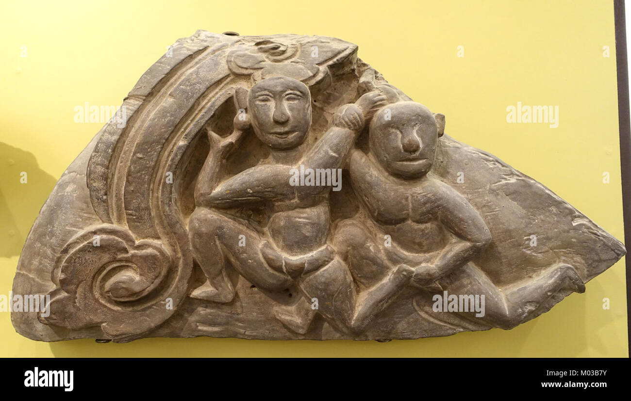 Dieses Bild zeigt eine Holzkonstruktion aus dem 17. Jahrhundert, die mit dem Boxen im Gemeindehaus Phu Lao in der Provinz Bac Giang in Vietnam assoziiert ist. Sie ist im Vietnam National Museum of Fine Arts aufbewahrt. Stockfoto