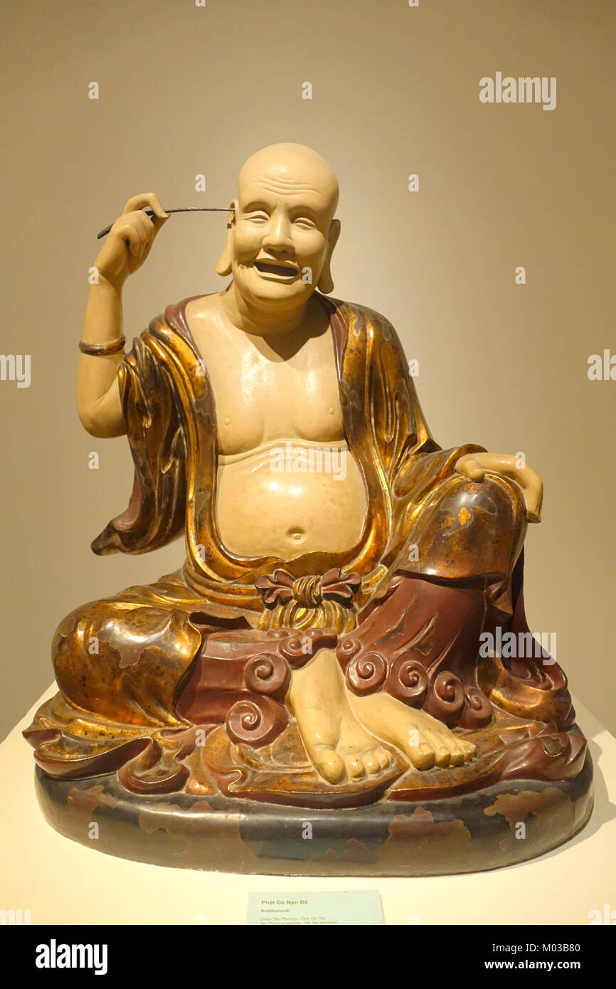 Das Bild zeigt eine lackierte Holzskulptur von Buddhanandi aus der Tay Phuong Pagode in der Provinz Ha Tay, Vietnam. Es wurde 1794 n. Chr. erbaut und ist Teil der Sammlung des Vietnam National Museum of Fine Arts in Hanoi, die komplexe Handwerkskunst aus dem späten 18. Jahrhundert zeigt. Stockfoto