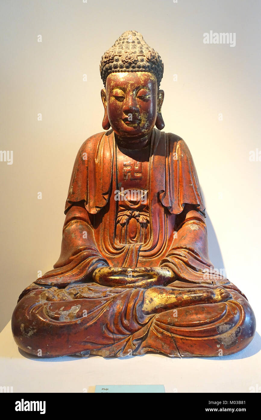 Eine hölzerne Buddha-Statue aus dem 19. Jahrhundert aus dem Bezirk Kien Xuong in der Provinz Thai Binh, die heute im Vietnam National Museum of Fine Arts in Hanoi untergebracht ist. Die Statue ist ein Beispiel für vietnamesische religiöse Kunst dieser Zeit. Stockfoto