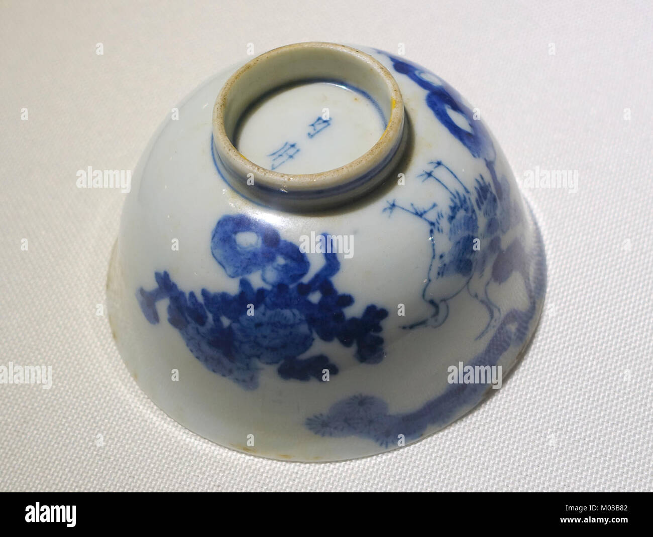 Diese Schüssel aus dem 19. Jahrhundert aus der Nguyen-Dynastie in Vietnam, ausgestellt im Vietnam National Museum of Fine Arts in Hanoi, ist ein schönes Beispiel königlicher Keramikhandwerkskunst. Stockfoto