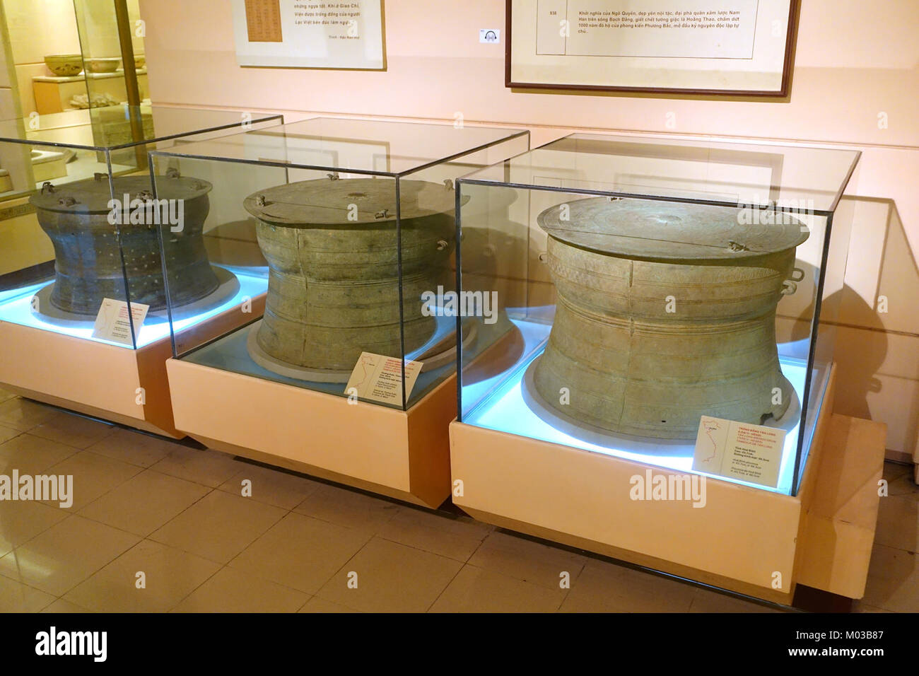 Bronze Drums - Nationales Museum der vietnamesischen Geschichte - Hanoi, Vietnam - DSC 05557 Stockfoto