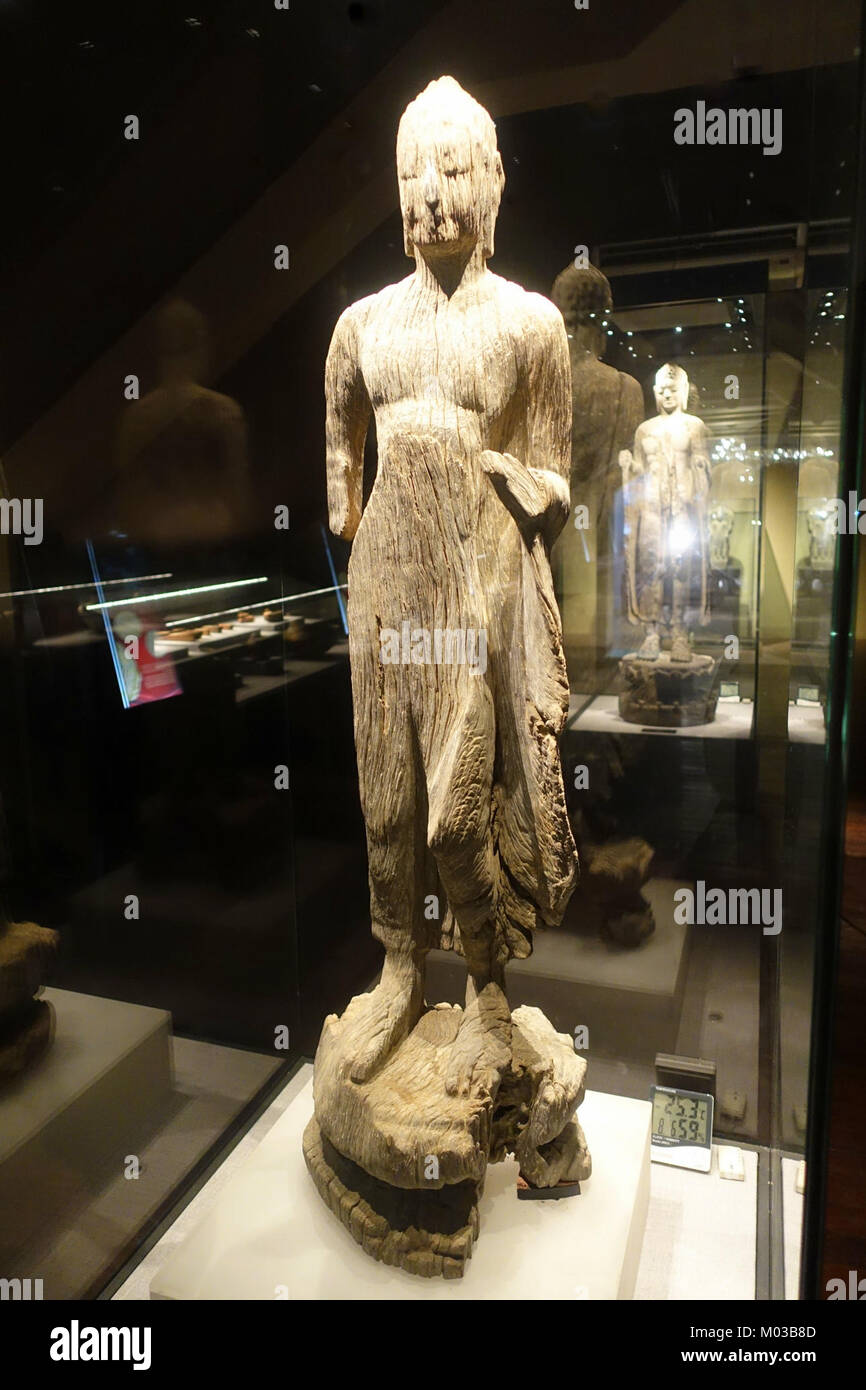 Buddha Statue, 6th-7th century, Ansicht 1, Holz - Nationales Museum der vietnamesischen Geschichte - Hanoi, Vietnam - DSC 05734 Stockfoto