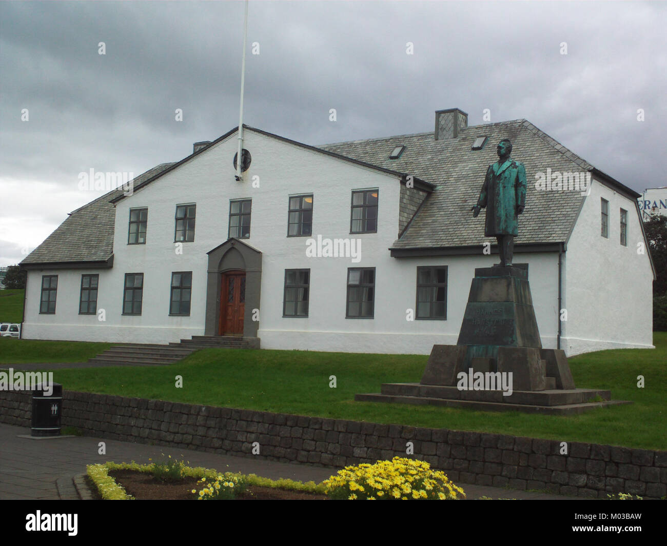 Das isländische Kabinett ist die Exekutive der isländischen Regierung, die sich aus dem Premierminister und anderen Ministern zusammensetzt. Sie überwacht die Regierungsverwaltung und die Politikgestaltung in verschiedenen Sektoren Islands, darunter Wirtschaft, Außenbeziehungen und nationale Sicherheit. Stockfoto