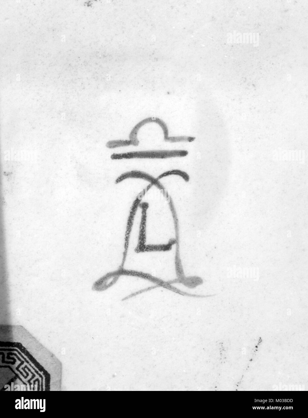 Eine Fotografie eines als Kabinett identifizierten Gegenstands TRAF 166431, wahrscheinlich Teil einer künstlerischen oder historischen Sammlung. Es kann ein Möbelstück oder ein Artefakt von kultureller Bedeutung darstellen. Stockfoto