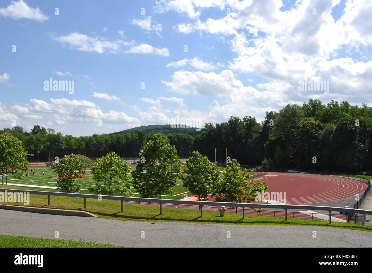 Briarcliff Schools Field Remediation bezieht sich auf Anstrengungen, die unternommen werden, um Umweltprobleme oder strukturelle Probleme auf einem Schulsportfeld anzugehen. Dieser Prozess soll Sicherheit und Funktionalität für Schulveranstaltungen gewährleisten. Stockfoto