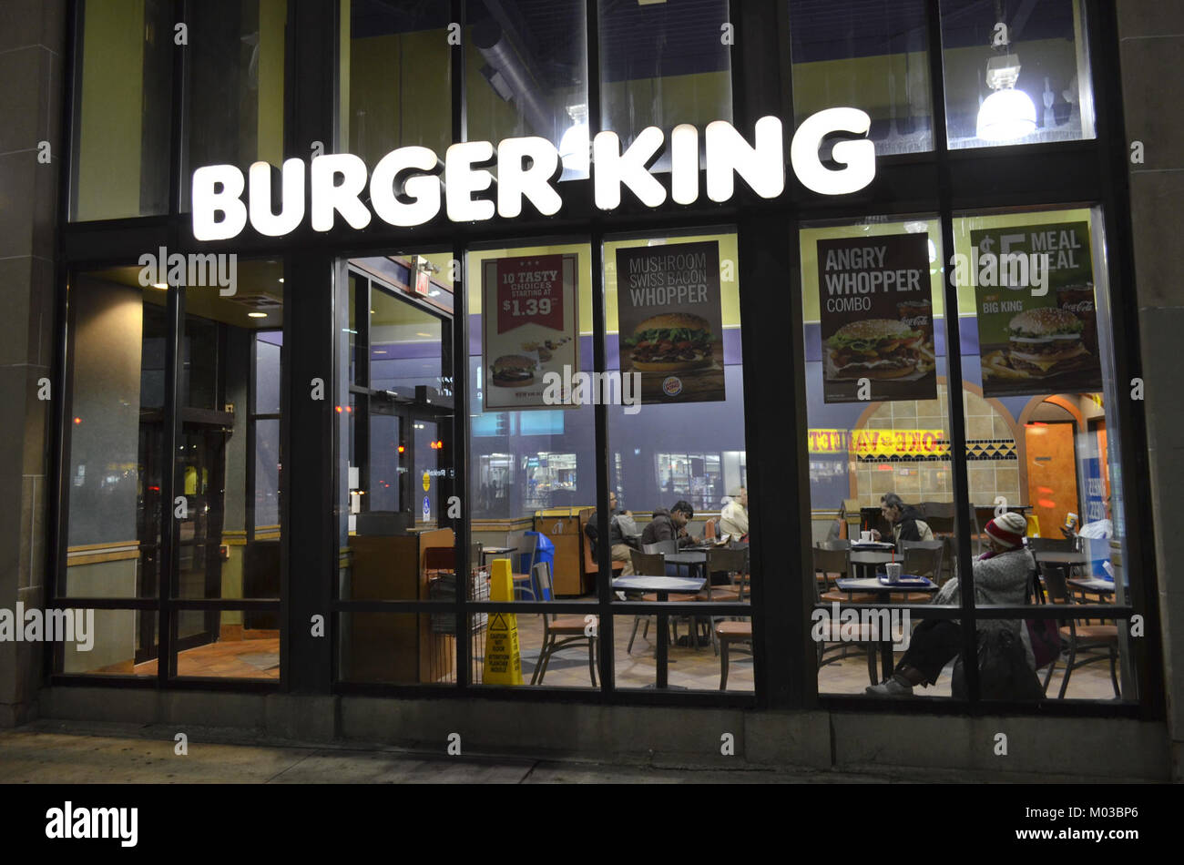 Burger King befindet sich an der 267 College Street, ein Fast Food-Restaurant, das eine Vielzahl von Speisen wie Burger, Pommes Frites und Getränke anbietet. Es ist Teil der größeren Burger King-Franchise-Kette, die weltweit für ihre Fast-Food-Angebote bekannt ist. Stockfoto