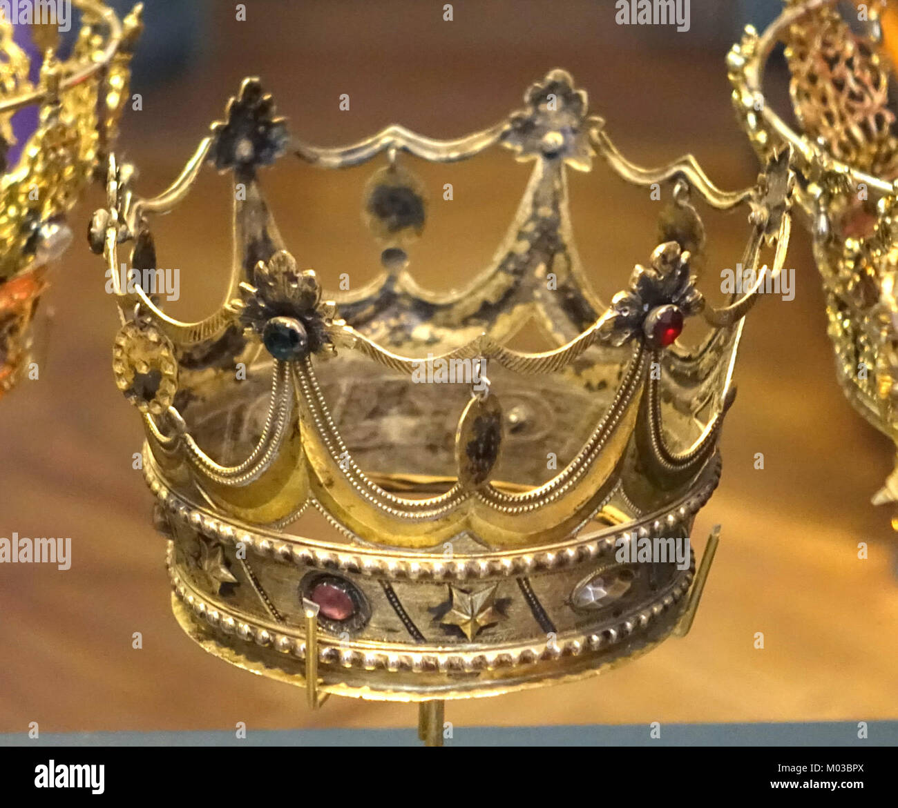 Die Brautkrone, 1797 von G. Hagstrom gefertigt, ist ein historisches Stück aus Glas, Silber und Gold. Es ist im Nordiska Museet in Stockholm, Schweden, untergebracht und zeigt schwedische Handwerkskunst und Hochzeitstraditionen. Stockfoto