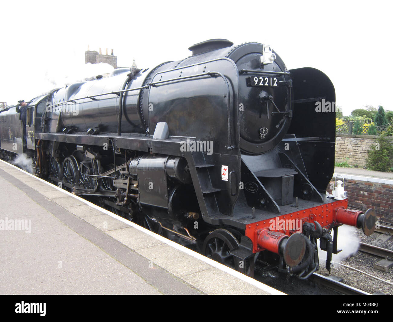 Die BR Standard Class 9F 92212 ist eine britische Lokomotive, die für ihre starke Leistung und ihr Design bekannt ist. Dieser spezielle Motor wurde für schwere Güter- und Expresszüge verwendet und trug zur Geschichte des britischen Schienenverkehrs bei. Stockfoto