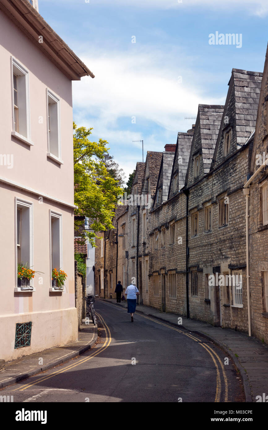 Cirencester, Großbritannien - Mai 2014 21: malerische und historische Gebäude säumen die Straßen, die in der älteren Teile von Cirencester Gloucestershire, Vereinigtes Königreich. Am Ende des 18. Jahrhunderts Cirencester war ein blühender Markt der Stadt, mit leichtem Zugang zu den Märkten für die Produktion von Getreide und Wolle. Malerische und historische Gebäude säumen die Straßen, die in der älteren Teile von Cirencester Gloucestershire, VEREINIGTES KÖNIGREICH Stockfoto