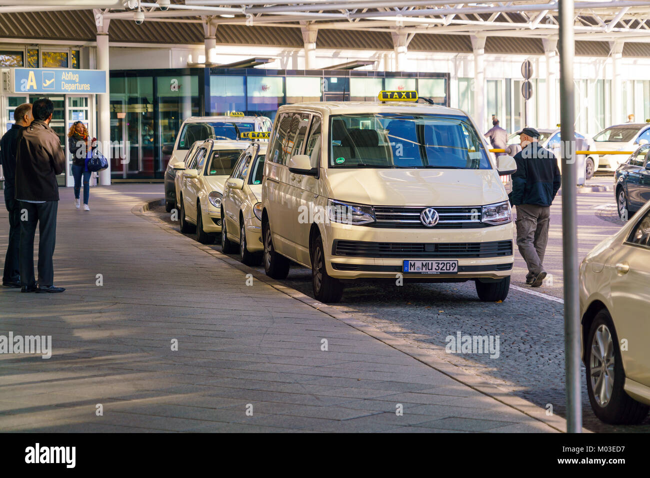 München, Deutschland - 14. Oktober 2017: Offizielle Taxifahrer warten auf Fahrgäste vor Verlassen des Flughafens Stockfoto