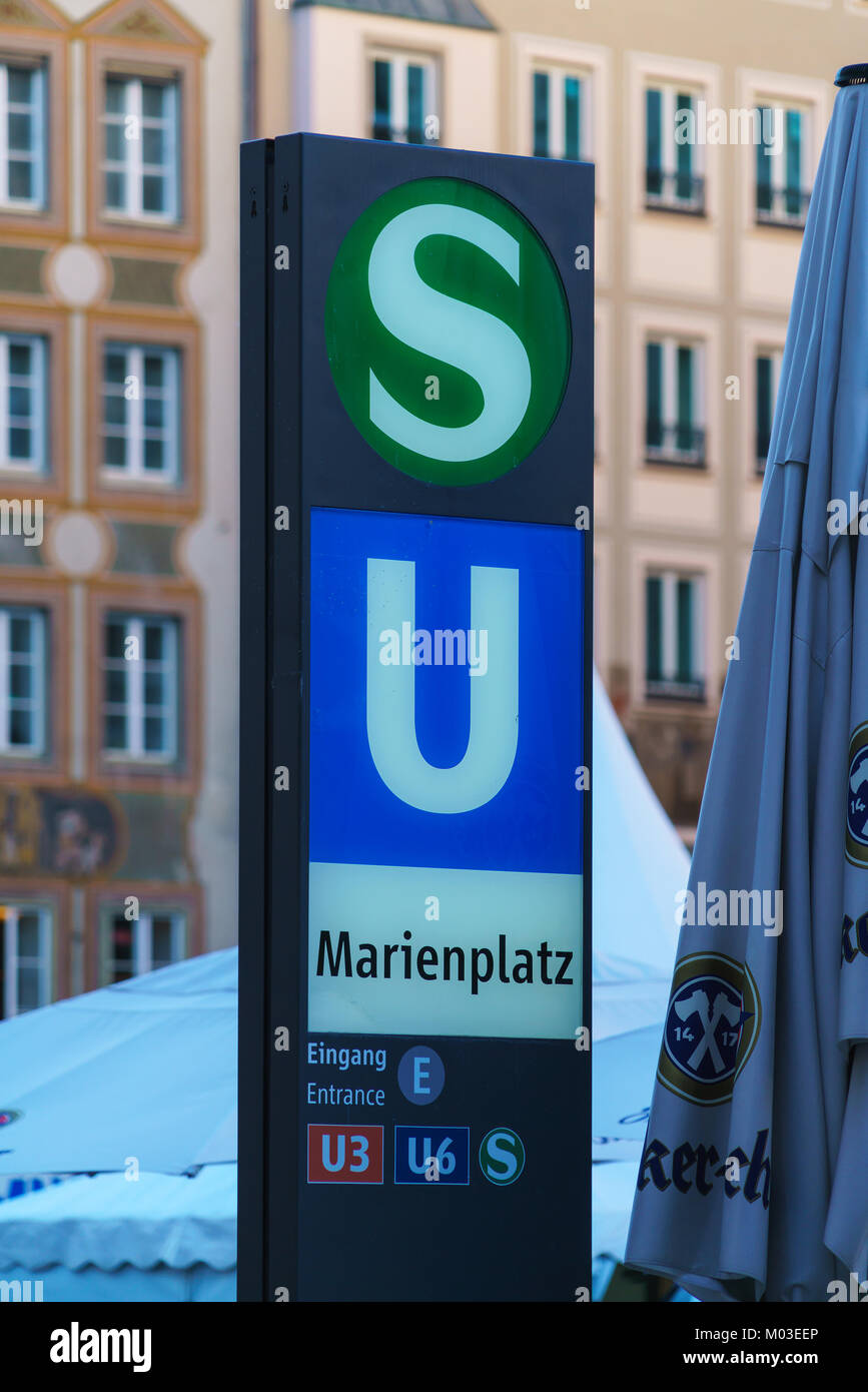 München, Deutschland - 14. Oktober 2017: ein Zeiger auf einen U-Bahnhof und der Stadt mit der Straßenbahn bis zur Haltestelle Marienplatz Stockfoto