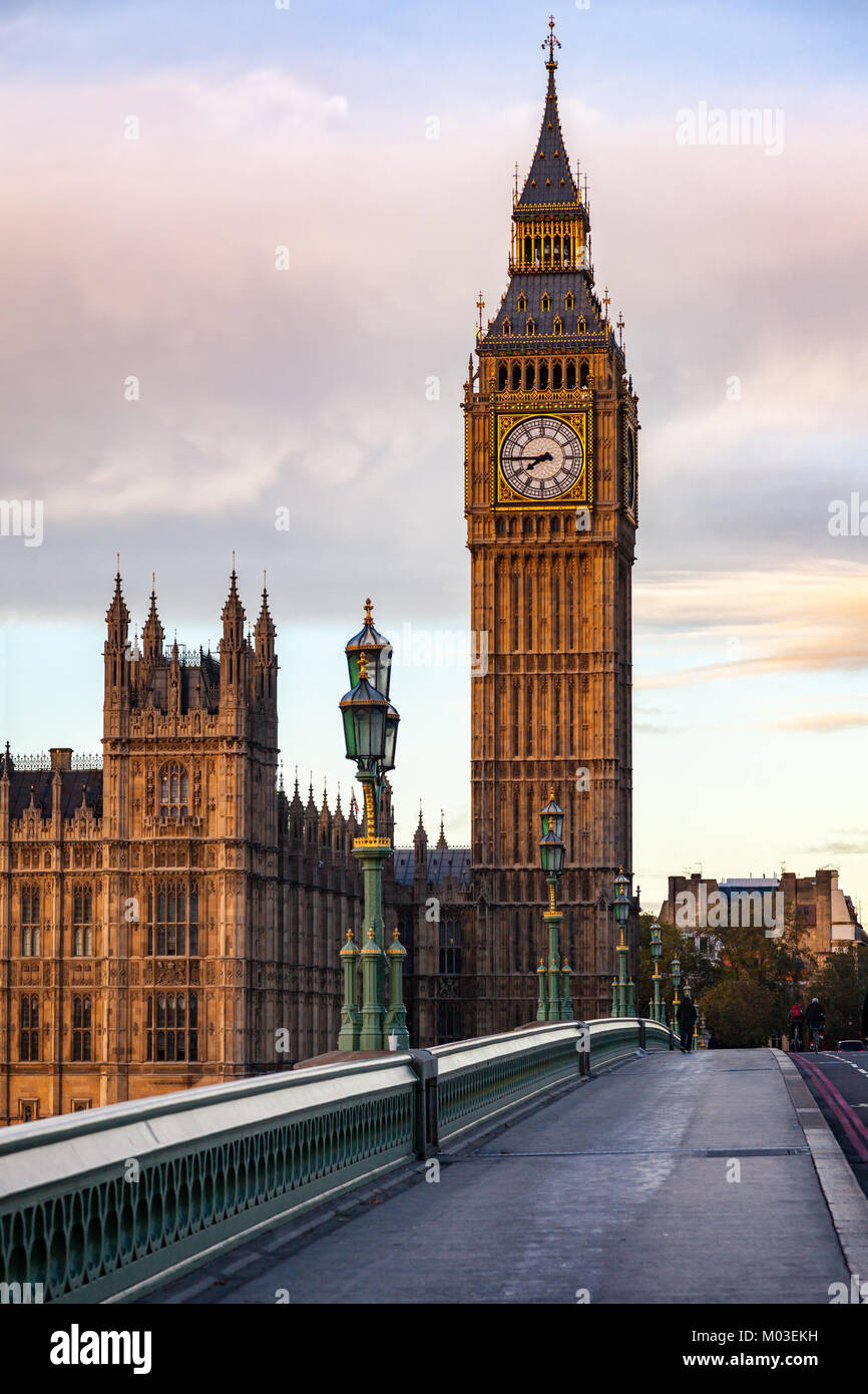 Palast von Westminster Elizabeth Tower aka Big Ben von der Westminster Bridge im Morgenlicht, London, UK Stockfoto