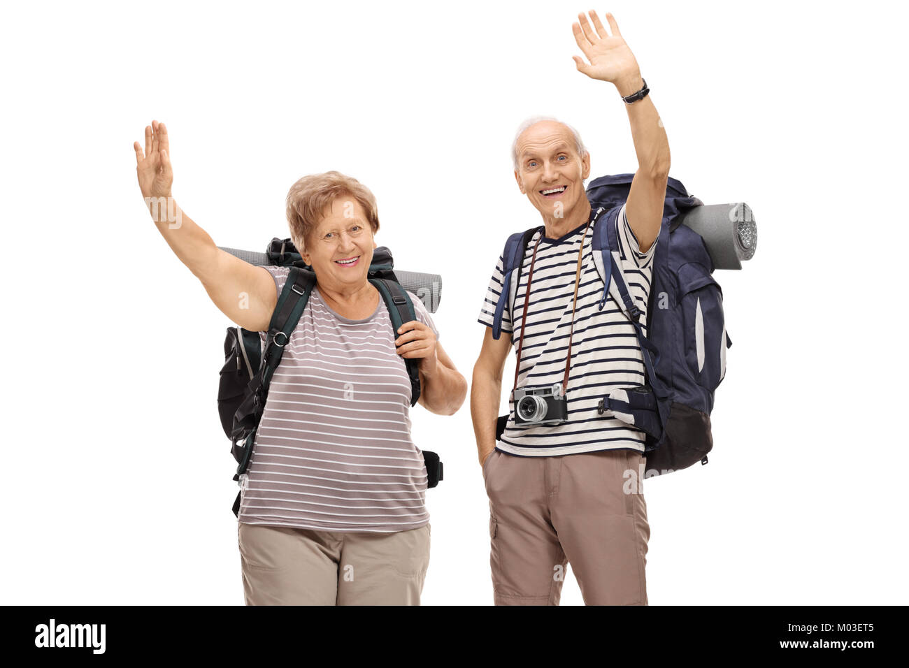 Ältere Wanderer winken in die Kamera auf weißem Hintergrund Stockfoto