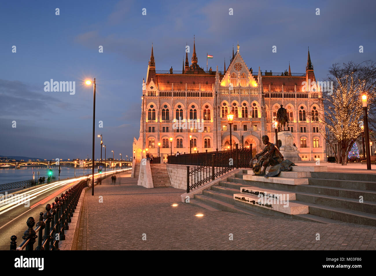 Budapester Parlament Seitenansicht mit Statue von József Attila Stockfoto