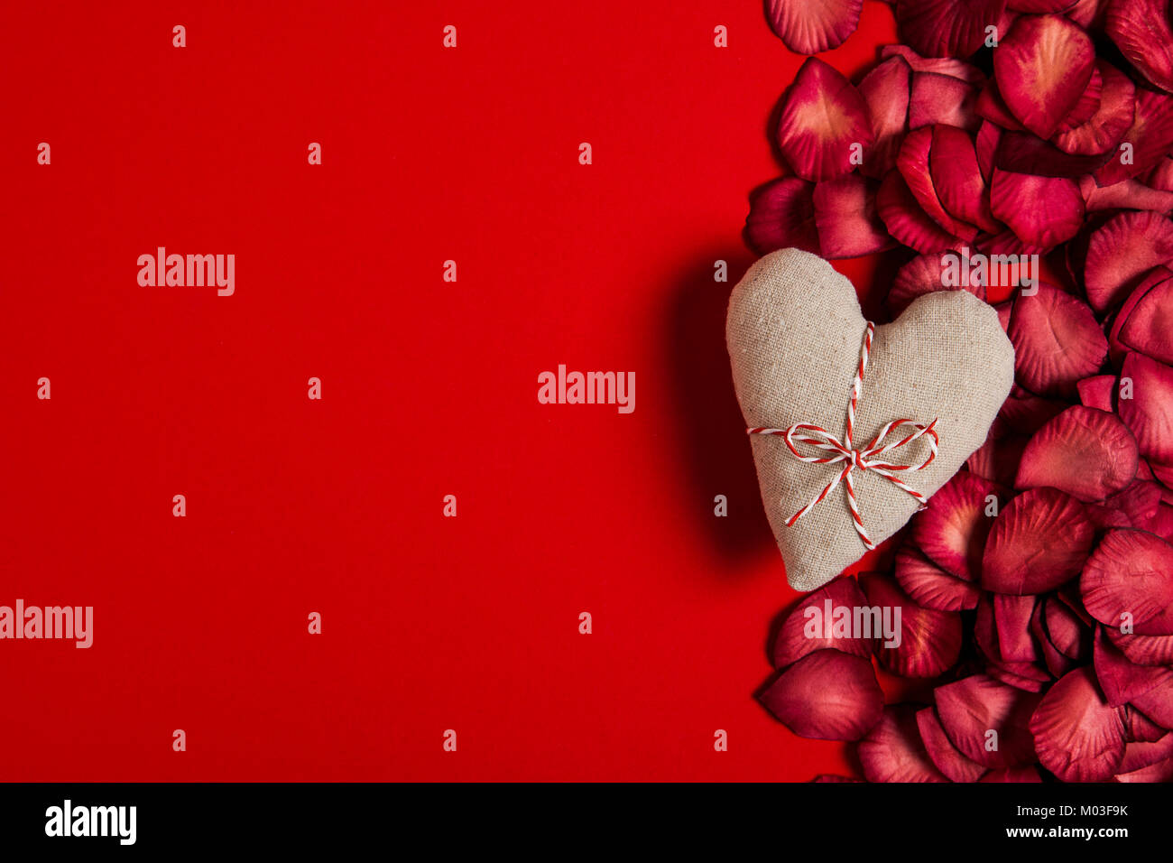 Valentines Tag Liebe Herz und Rosenblättern Stockfoto