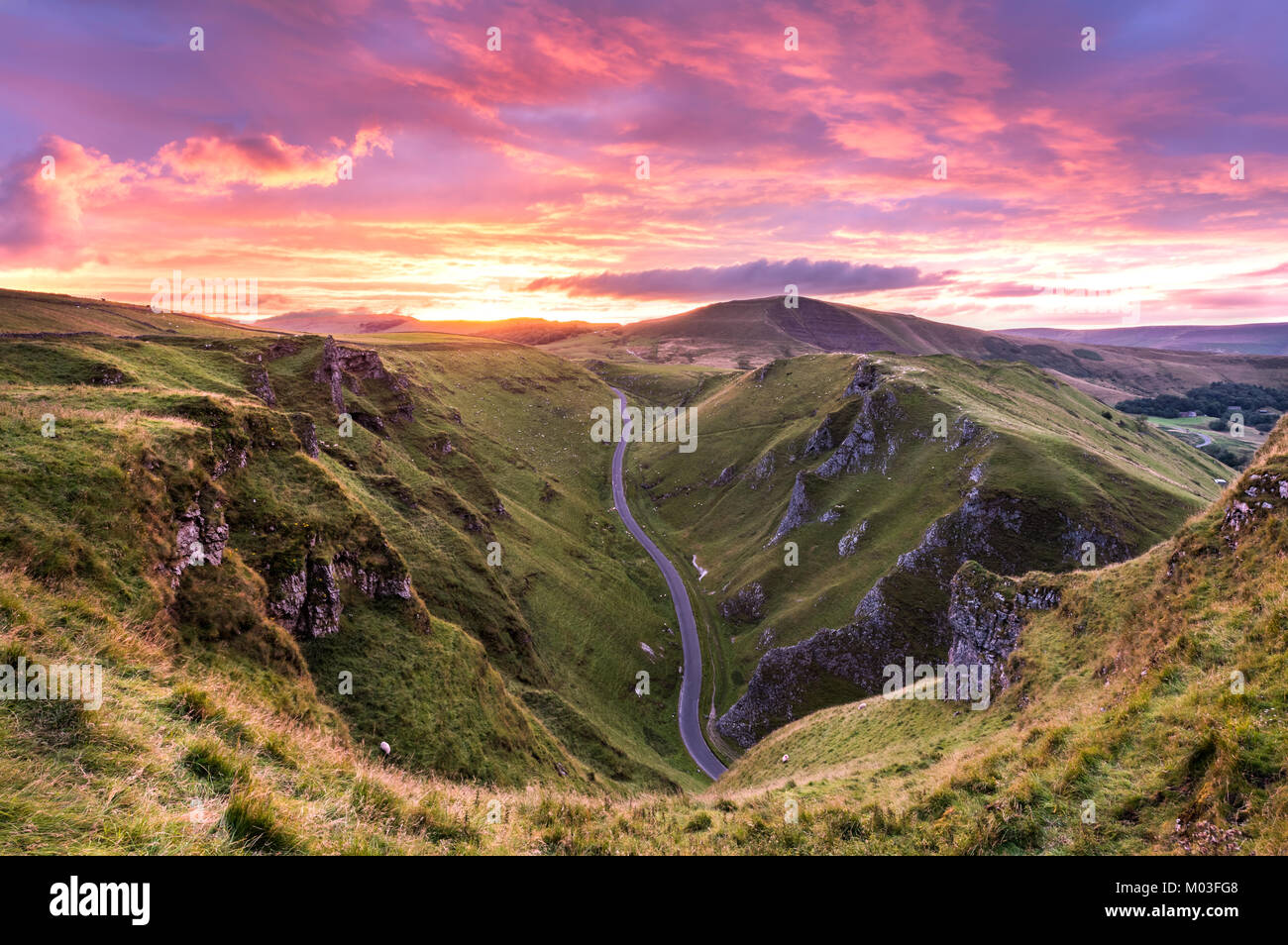 Epischer Sonnenuntergang am Winnats Pass - Peak District Stockfoto