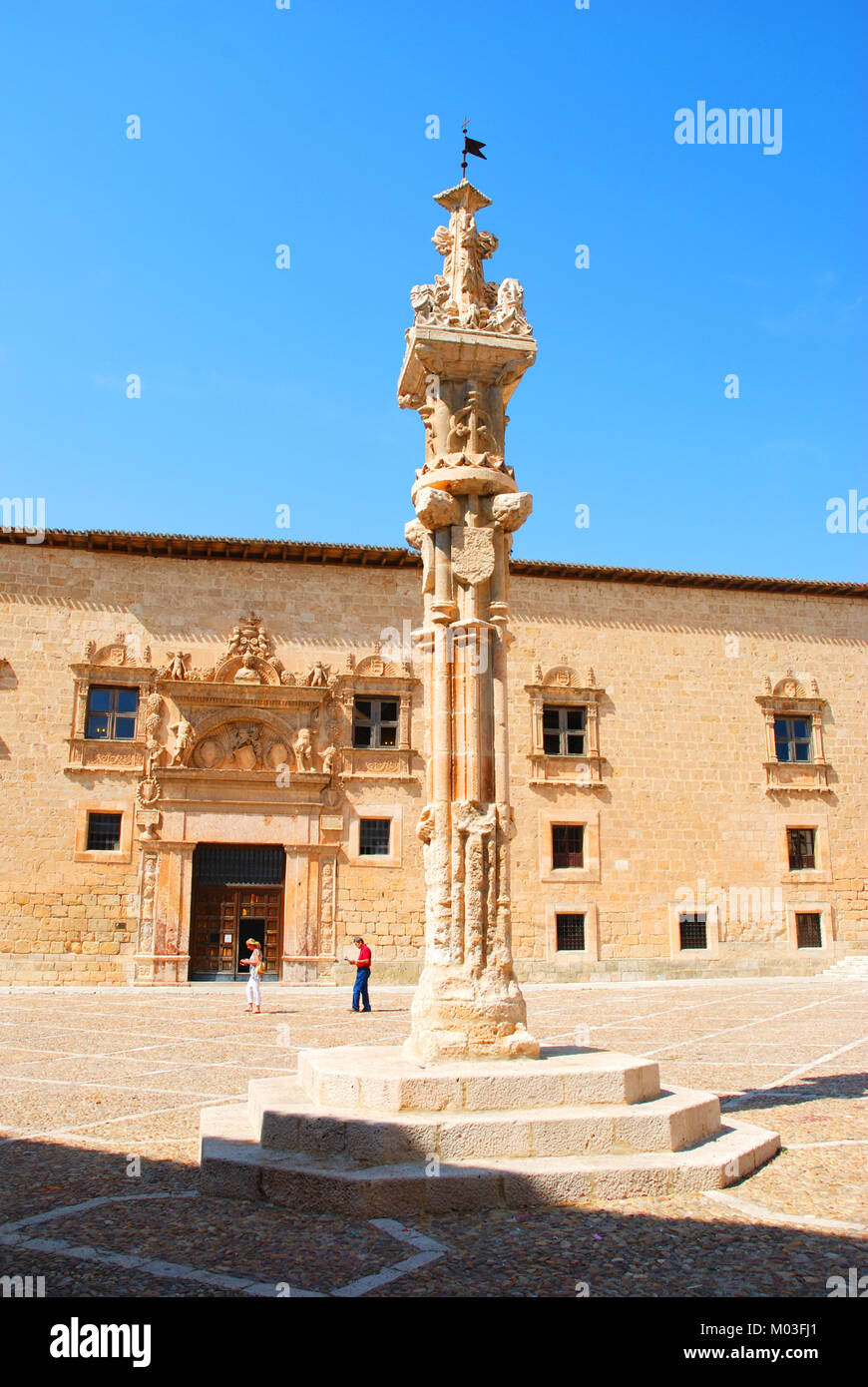 Gotischen Pranger und Fassade des Palastes Avellaneda. Plaza Mayor, Peñaranda de Duero, Burgos Provinz, Kastilien-Leon, Spanien. Stockfoto