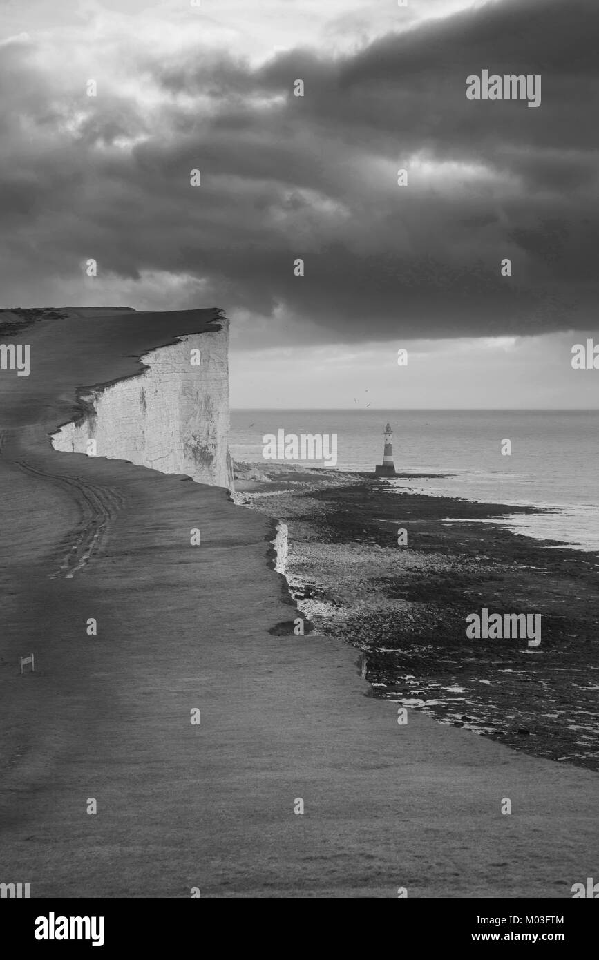 Schöne schwarze und weiße Landschaft Bild von Beachy Headt Leuchtturm auf der South Downs National Park während der stürmischen Himmel Stockfoto
