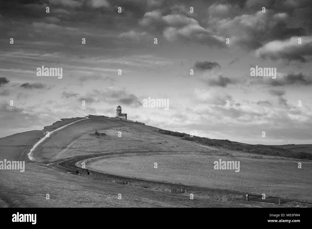 Schöne schwarze und weiße Landschaft Bild von Belle Tout lighthouse auf der South Downs National Park während der stürmischen Himmel Stockfoto