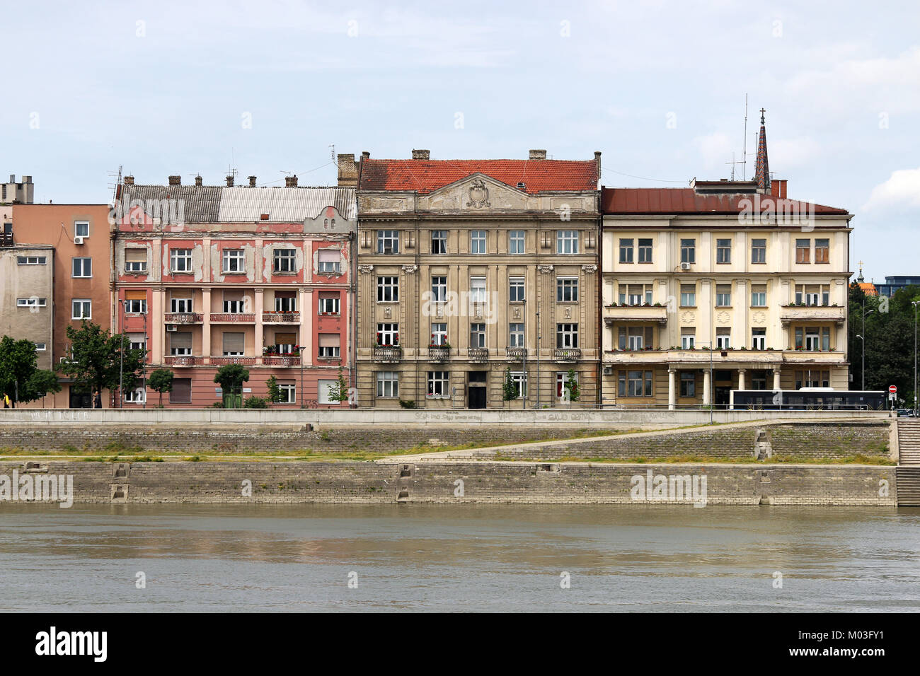 Alte Gebäude auf der Donau riverside Novi Sad Serbien Stockfoto