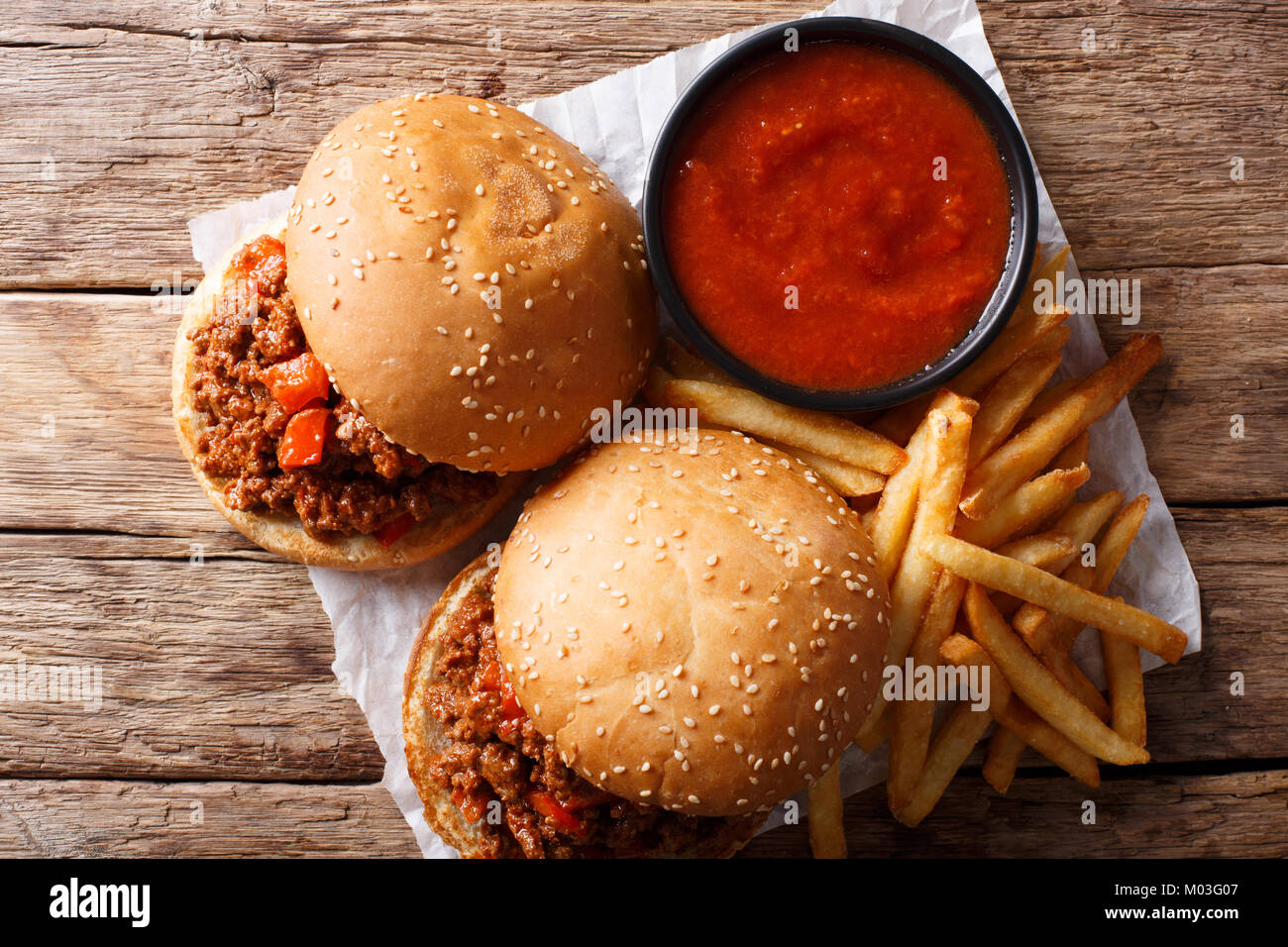 Warmes Amerikanisches köstliche Sandwiches Sloppy Joe mit Rindfleisch und Pommes Frites, Ketchup Nahaufnahme auf dem Tisch. horizontal oben Ansicht von oben Stockfoto