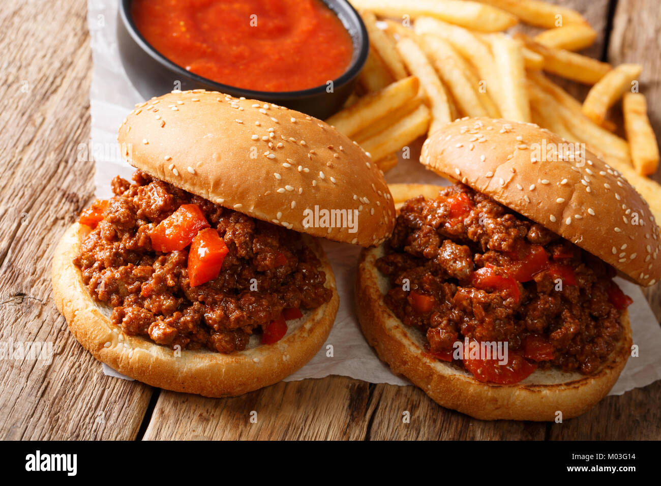 Amerikanische nahrhaften Sandwiches Sloppy Joe und Pommes Frites, Ketchup Nahaufnahme auf dem Tisch. Horizontale Stockfoto